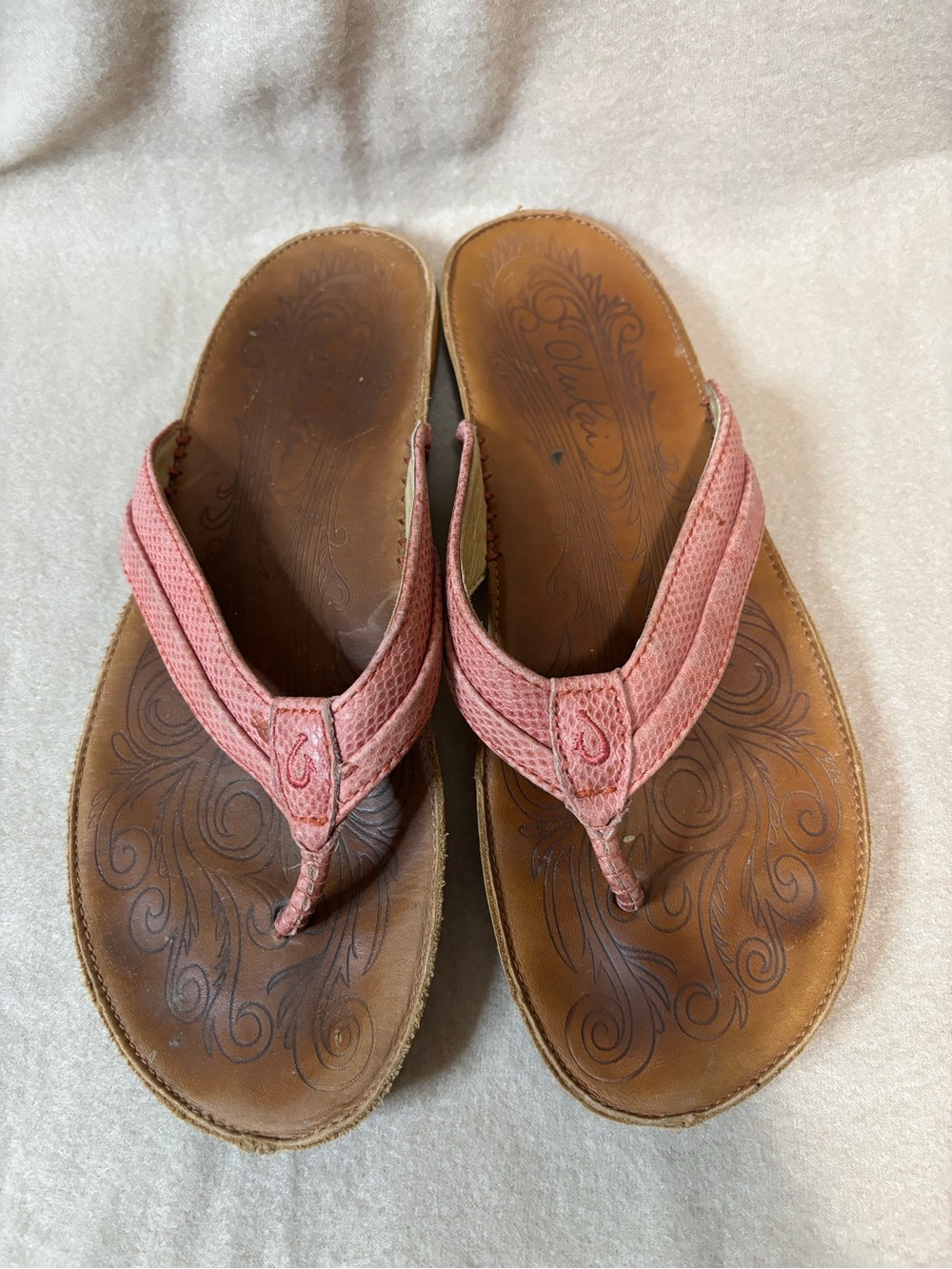 OluKai Women's Coral Pink Leather Thong Sandals Sz 9 VGUC